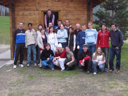 Die gesamte Gruppe vor der Skimaterialhütte